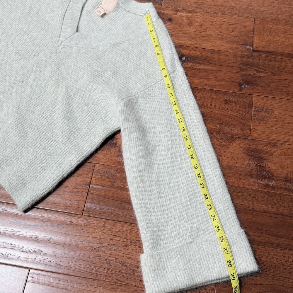 Cozy light Saige alpaca blend V-neck sweater with a relaxed fit by H&M size M - Picture 8 of 9